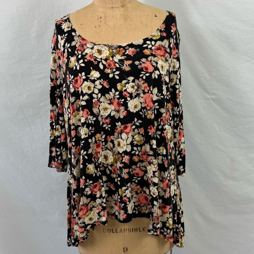 Obsession Floral 3/4 Sleeve Tunic. Black Background Pink/White Flowers Size 1X